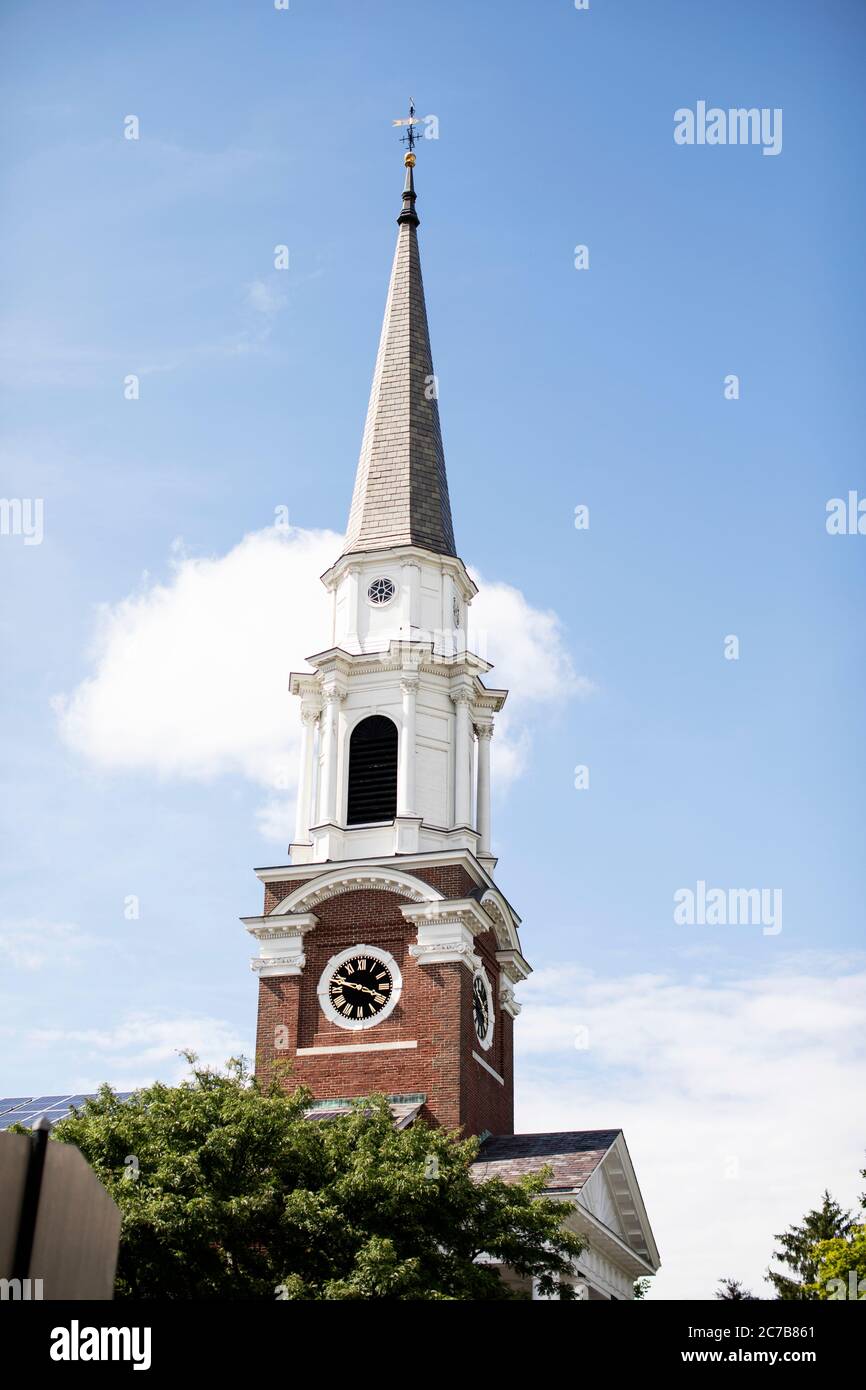 Il campanile di Wellesley Congregational Church (UCC) su Central Street e Church Street nel centro di Wellesley, Massachusetts, USA. Foto Stock