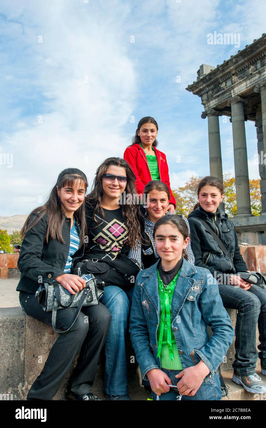 Adolescenti armeno ragazze durante una visita al Tempio di Garni, che è l'unico edificio greco-romano colonnato in piedi vicino a Yerevan, Armenia. Foto Stock