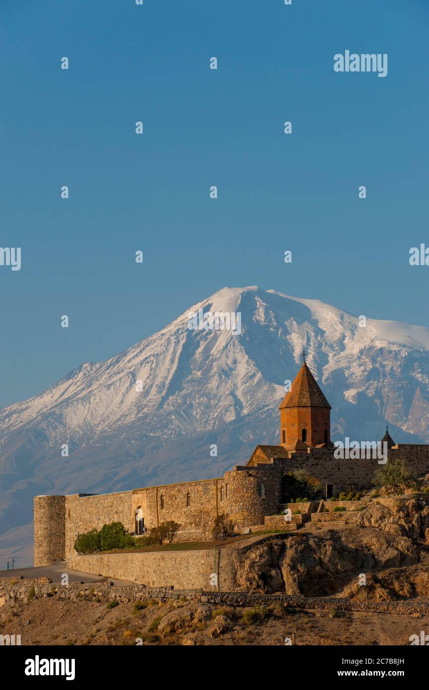 Vista del Monte Ararat e Khor Virap, un monastero armeno situato nella pianura arararat in Armenia, vicino al confine chiuso con la Turchia. Foto Stock