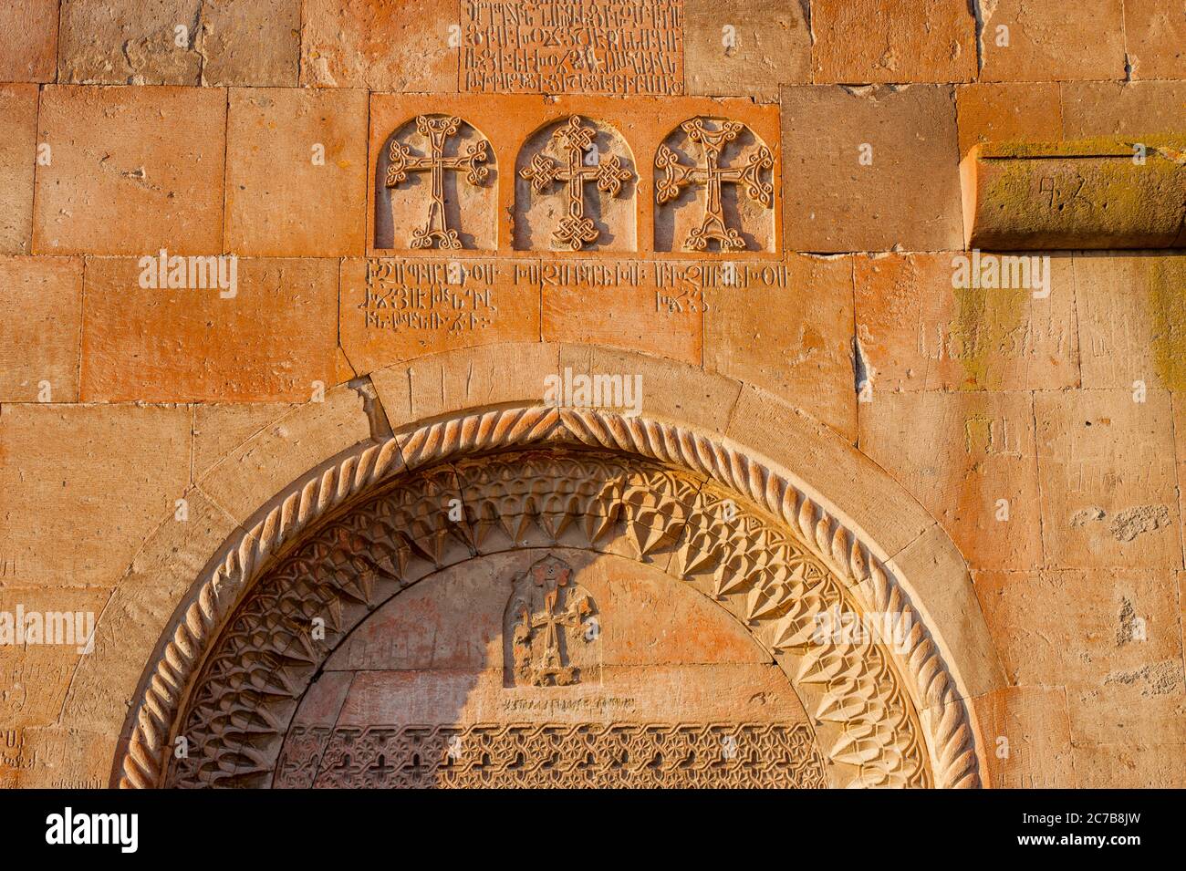 Attraversa le pietre sopra la porta di Khor Virap, un monastero armeno situato nella pianura ararararat in Armenia, vicino al confine chiuso con la Turchia. Foto Stock