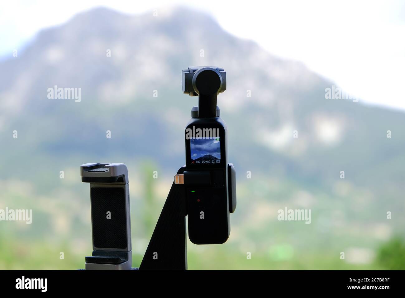 Chiang mai, Thailandia - Giugno, 2020: DJI Osmo Pocket Camera primo piano. Osmo Pocket è la fotocamera portatile stabilizzata a 3 assi più piccola. Scatto temporizzato Foto Stock