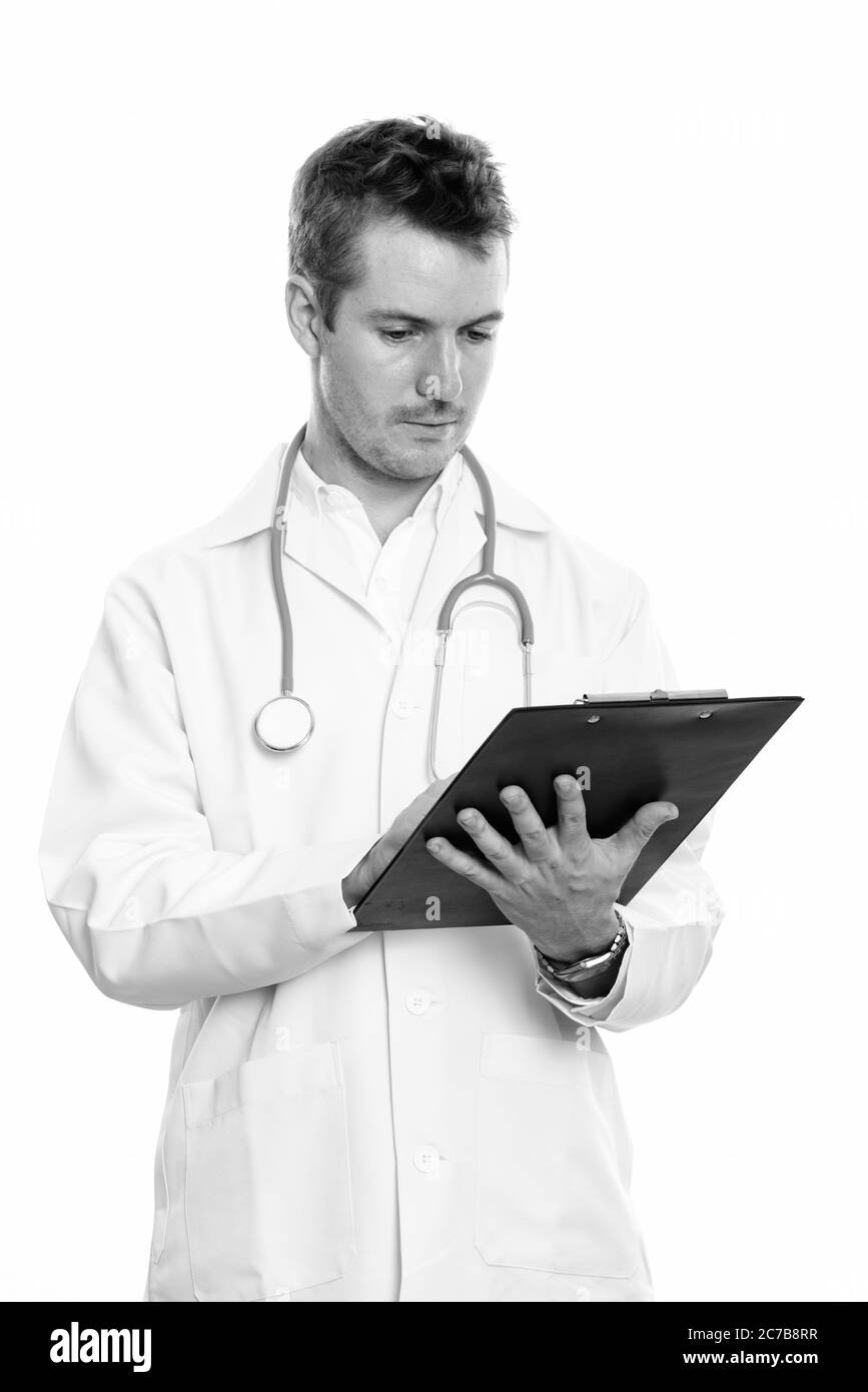 Studio shot dell'uomo medico lettura sulla clipboard Foto Stock