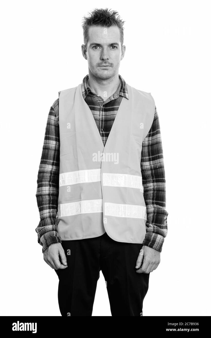 Studio shot dell uomo lavoratore edile in piedi Foto Stock