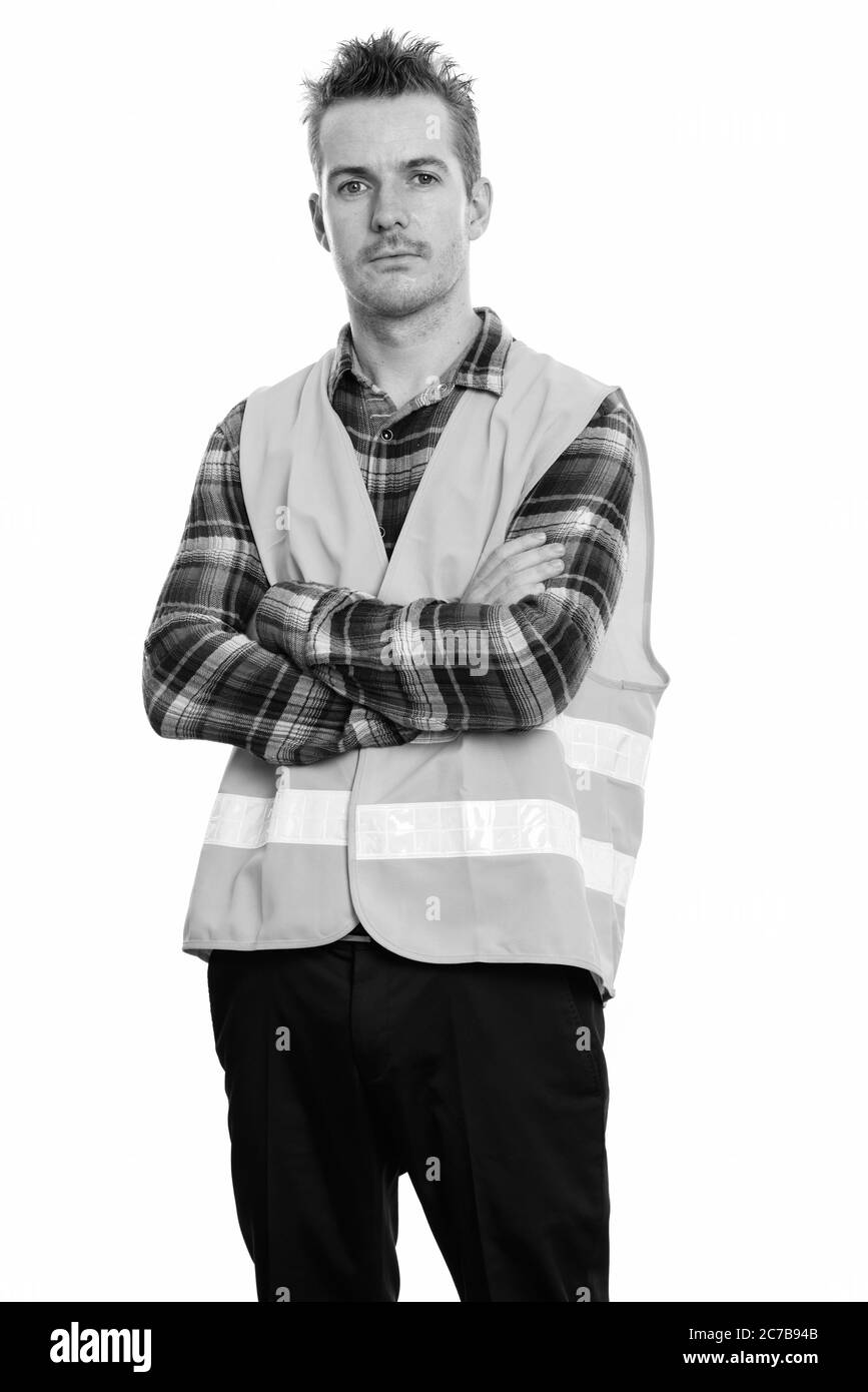 Studio di lavoro di costruzione uomo in piedi con le braccia incrociate Foto Stock