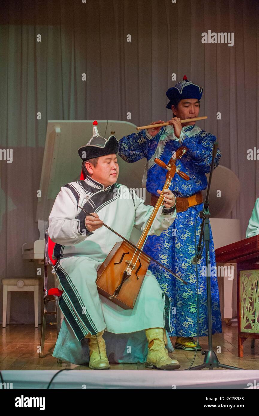Un musicista mongolo sta suonando il Morin khuur, conosciuto anche come crine head fiddle, un tradizionale strumento mongolo a piego, durante un culturale Foto Stock