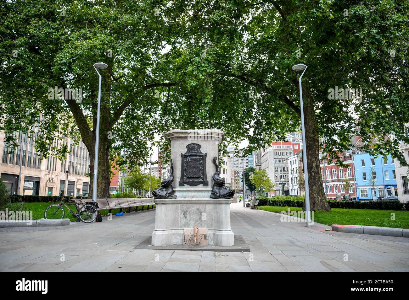 La base vuota dove UNA Surge of Power (Jen Reid) 2020, da parte di un eminente scultore britannico Marc Quinn, è stato installato a Bristol sul sito della statua caduta del commerciante di schiavi Edward Colston, è ora rimosso. Foto Stock