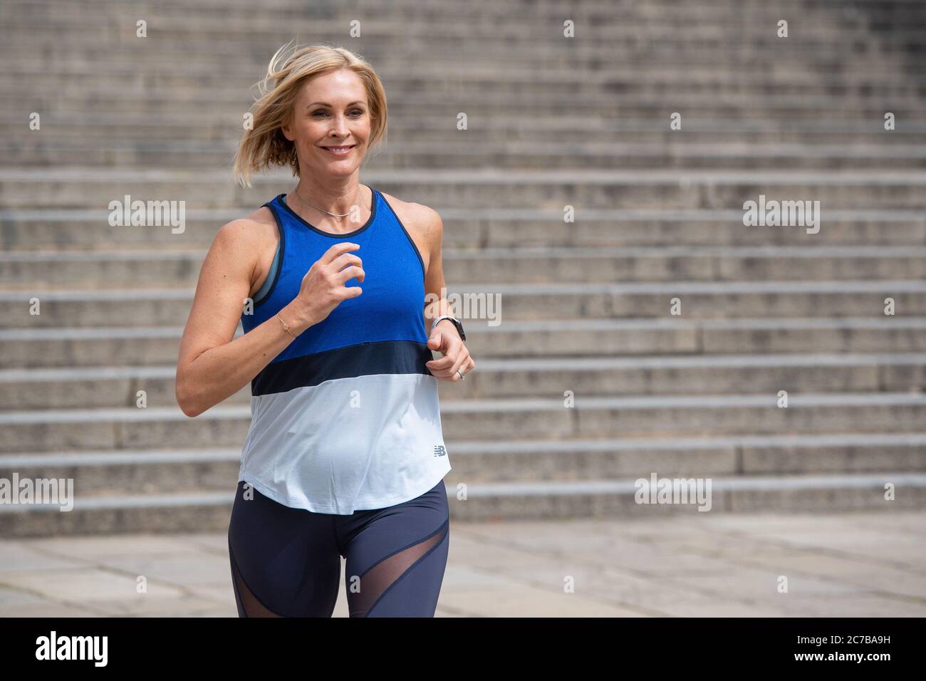 Jenni Falconer attraversa il centro di Londra, seguendo il suo Smooth radio show. Il presentatore di TV e radio Jenni è stato svelato come la voce della nuova app di corsa Start 2 Run Coach, che è fatturata come ideale per i runner di tutti i livelli. L'app, che verrà lanciata giovedì, presenterà i suoi corridori scozzesi durante il loro jog e fornirà suggerimenti e suggerimenti su come migliorare. Foto Stock