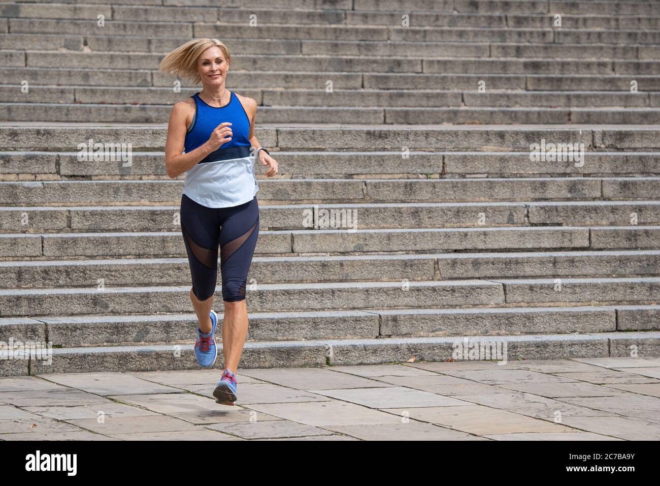 Jenni Falconer attraversa il centro di Londra, seguendo il suo Smooth radio show. Il presentatore di TV e radio Jenni è stato svelato come la voce della nuova app di corsa Start 2 Run Coach, che è fatturata come ideale per i runner di tutti i livelli. L'app, che verrà lanciata giovedì, presenterà i suoi corridori scozzesi durante il loro jog e fornirà suggerimenti e suggerimenti su come migliorare. Foto Stock