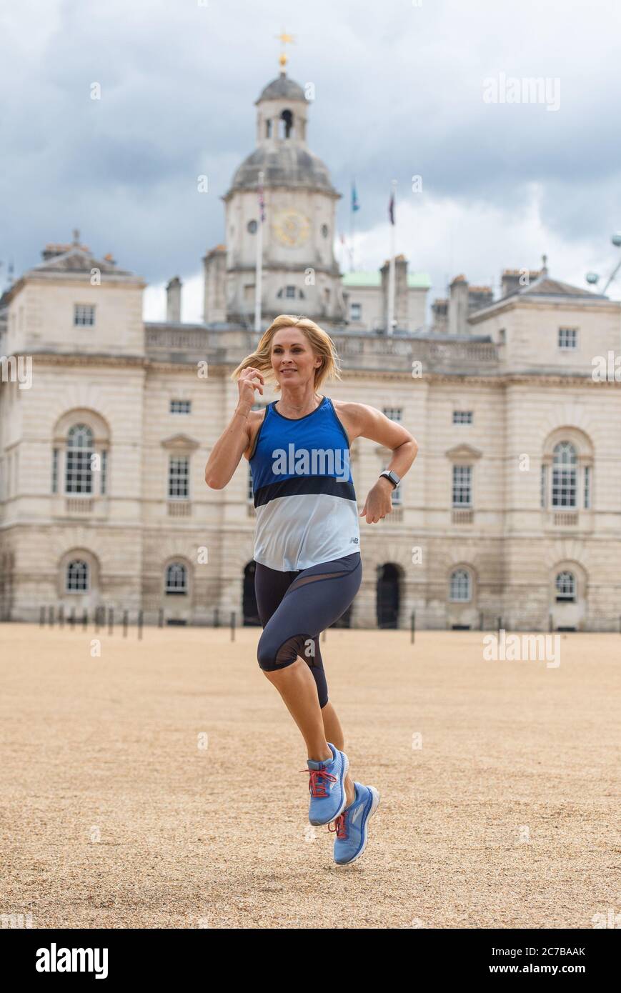 Jenni Falconer si esibisce attraverso la Parata delle Guardie a Cavallo, nel centro di Londra, seguendo il suo Smooth radio show. Il presentatore di TV e radio Jenni è stato svelato come la voce della nuova app di corsa Start 2 Run Coach, che è fatturata come ideale per i runner di tutti i livelli. L'app, che verrà lanciata giovedì, presenterà i suoi corridori scozzesi durante il loro jog e fornirà suggerimenti e suggerimenti su come migliorare. Foto Stock