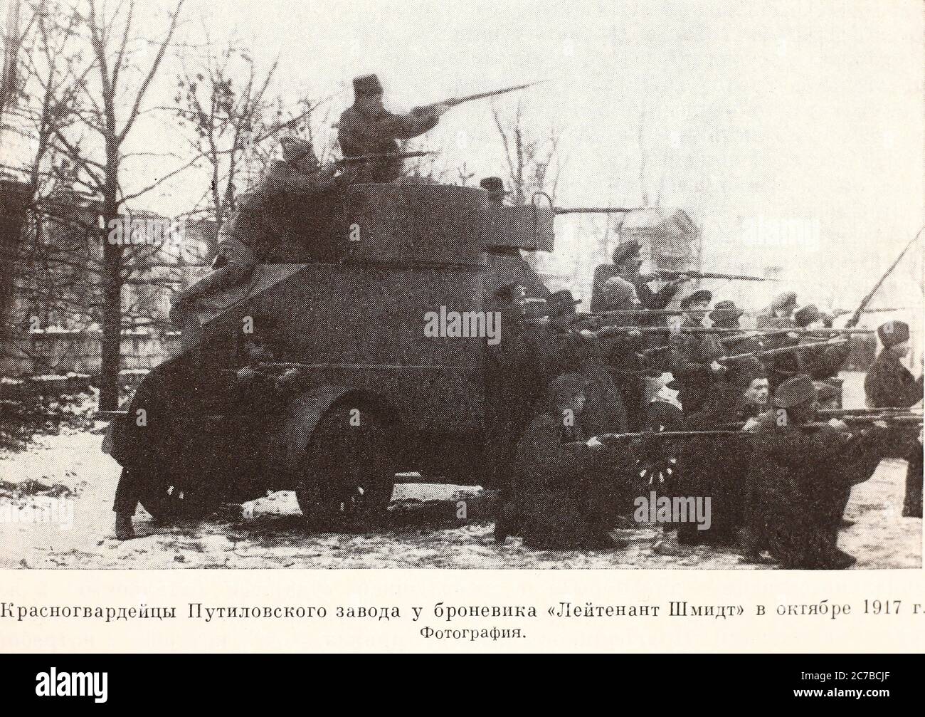 Le Guardie rosse della fabbrica di Putilov vicino alla 'Lt. L'auto corazzata di Schmidt nell'ottobre 1917. Fotografia del 1917. Foto Stock