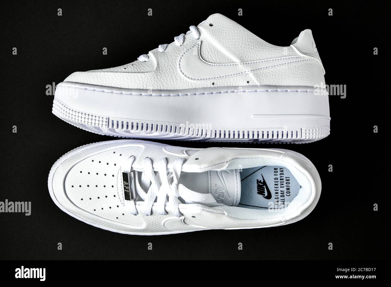 Zhytomyr, Ucraina - 1 giugno 2020: Sneakers Nike Air Force 1 Sage bianco su  sfondo nero. Foto editoriale illustrativa Foto stock - Alamy