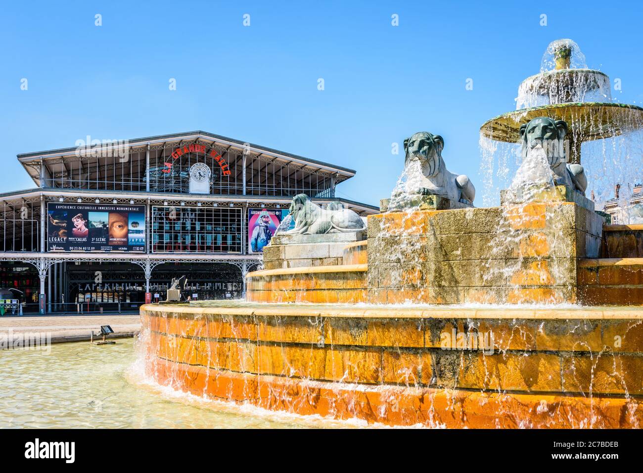 La fontana dei Lions Nubiani di fronte alla Grande Halle de la Villette, un ex macello trasformato in un centro culturale di Parigi. Foto Stock