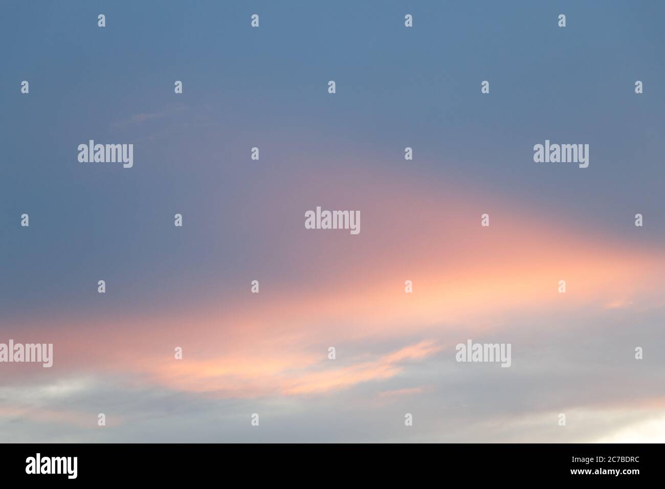 cielo e nuvola in blu e arancione sfumatura colori. Cielo colorato e liscio al tramonto. Foto Stock