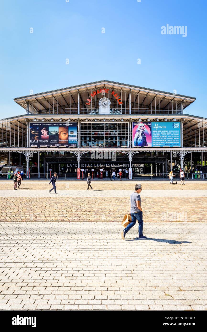 Vista frontale della facciata con orologio e segno della Grande Halle de la Villette a Parigi, un ex macello trasformato in un centro culturale. Foto Stock