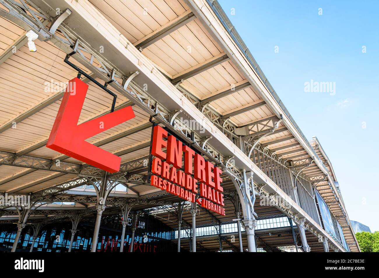 Vista ad angolo basso del grande cartello d'ingresso della Grande Halle de la Villette di Parigi, un ex macello trasformato in un centro culturale. Foto Stock