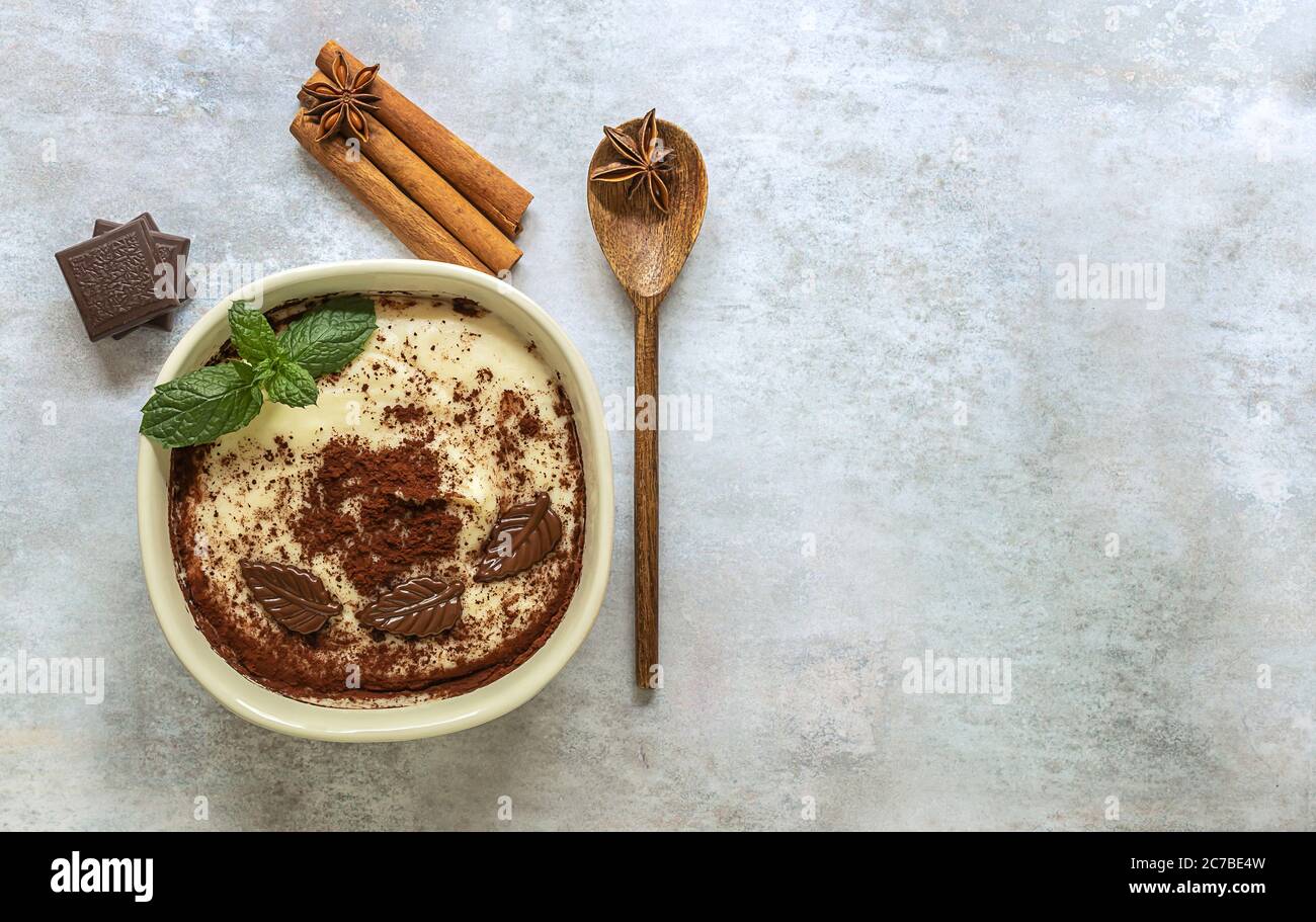 Cremoso budino di riso indiano, Kheer è fatto di riso e latte non-latticini, e aromatizzato con cannella e cioccolato. Foto Stock