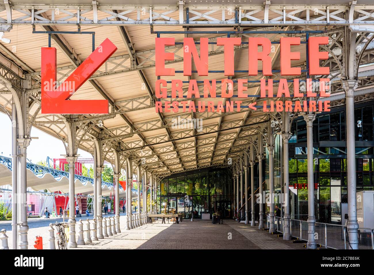 Vista frontale del grande cartello d'ingresso della Grande Halle de la Villette di Parigi, un ex macello trasformato in un centro culturale. Foto Stock