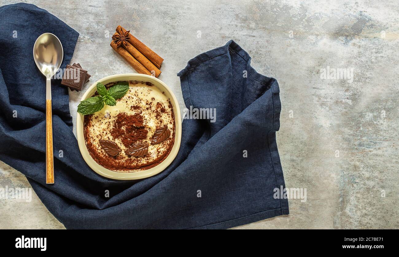 Phirni - budino di riso dolce - tradizionale piatto dolce Punjabi con cannella e cioccolato. Foto Stock