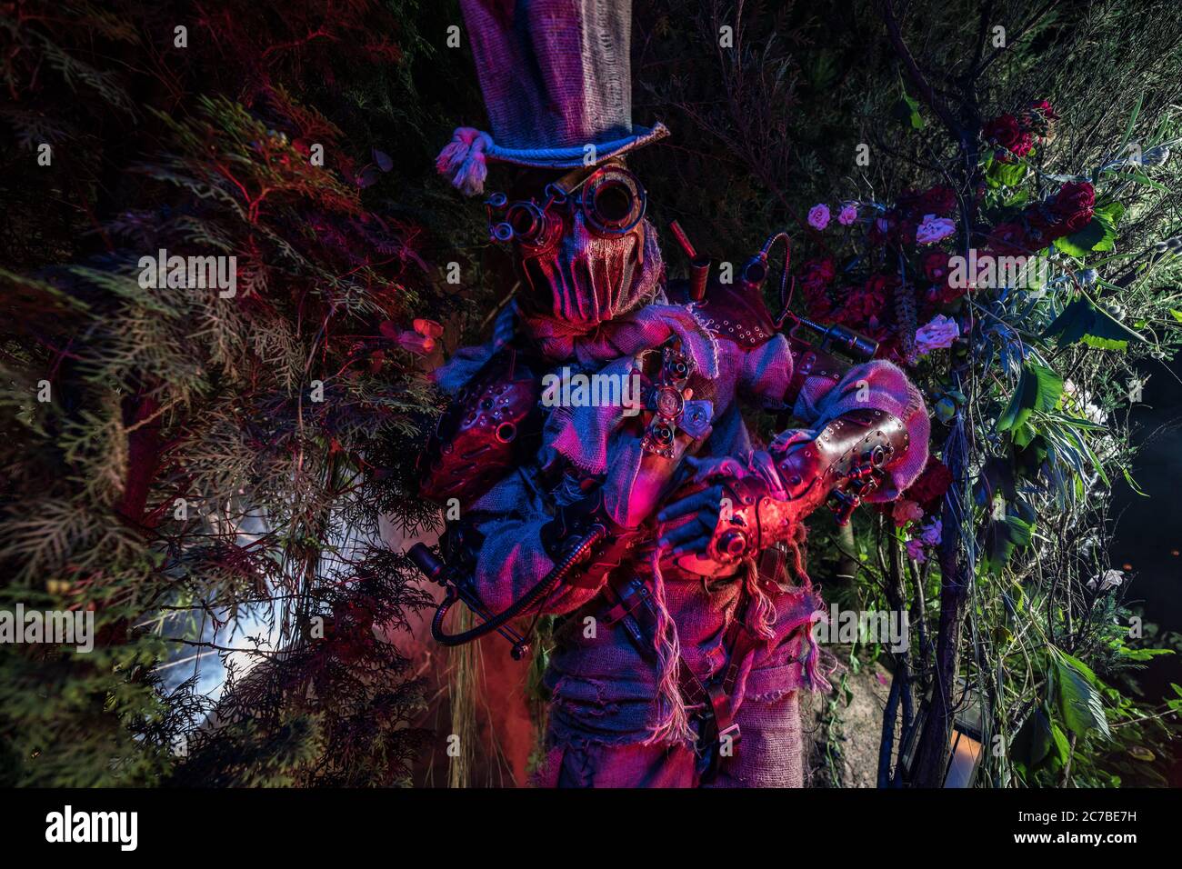 Personaggio futuristico cyborg stalker. Fotografia d'arte in stile steampunk. Foto Stock