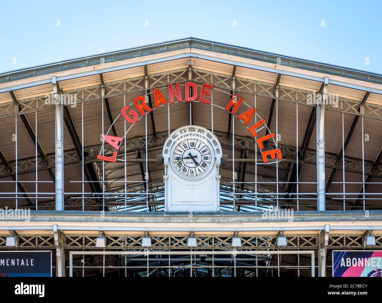 Vista ravvicinata del cartello e dell'orologio della Grande Halle de la Villette di Parigi, ex macello trasformato in centro culturale. Foto Stock