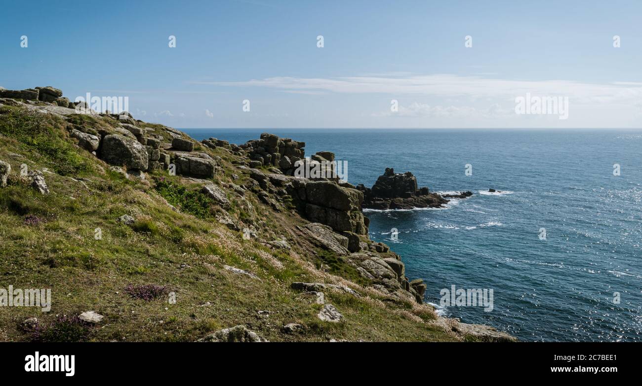 Bella giornata estiva con vista a Land`s End, Cornovaglia, Inghilterra Foto Stock