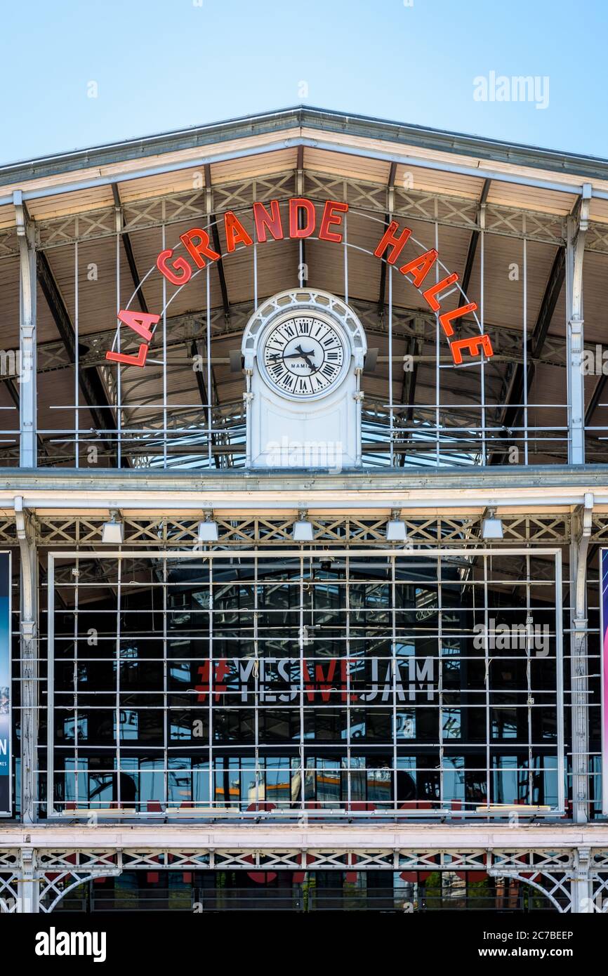 Vista ravvicinata del cartello e dell'orologio della Grande Halle de la Villette di Parigi, ex macello trasformato in centro culturale. Foto Stock