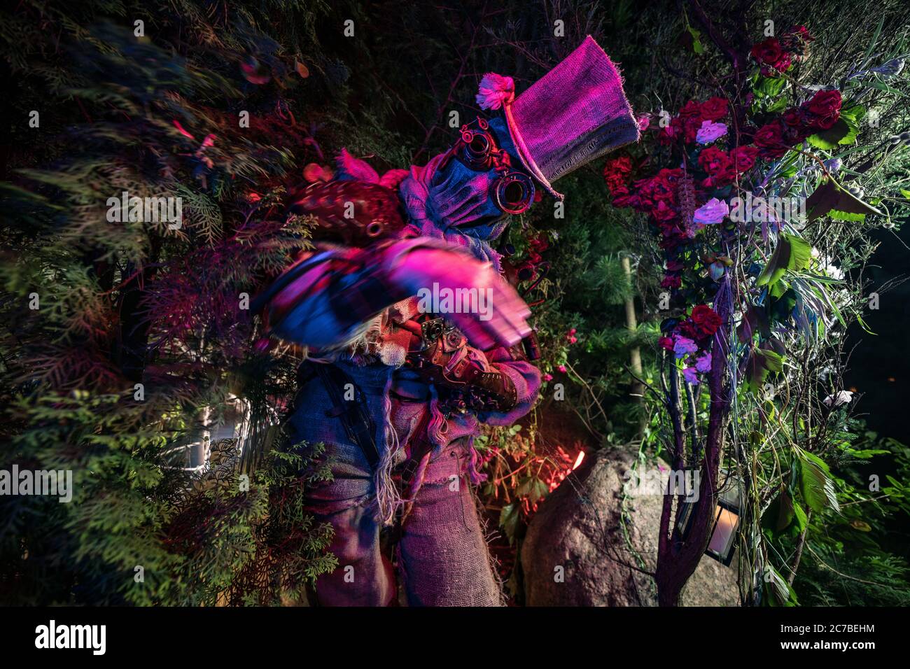 Personaggio futuristico cyborg stalker. Fotografia d'arte in stile steampunk. Foto Stock