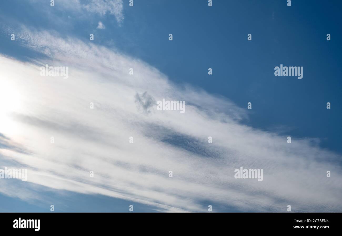 cielo blu con nuvole. cielo di fondo. bel cielo estivo al mattino. Foto Stock