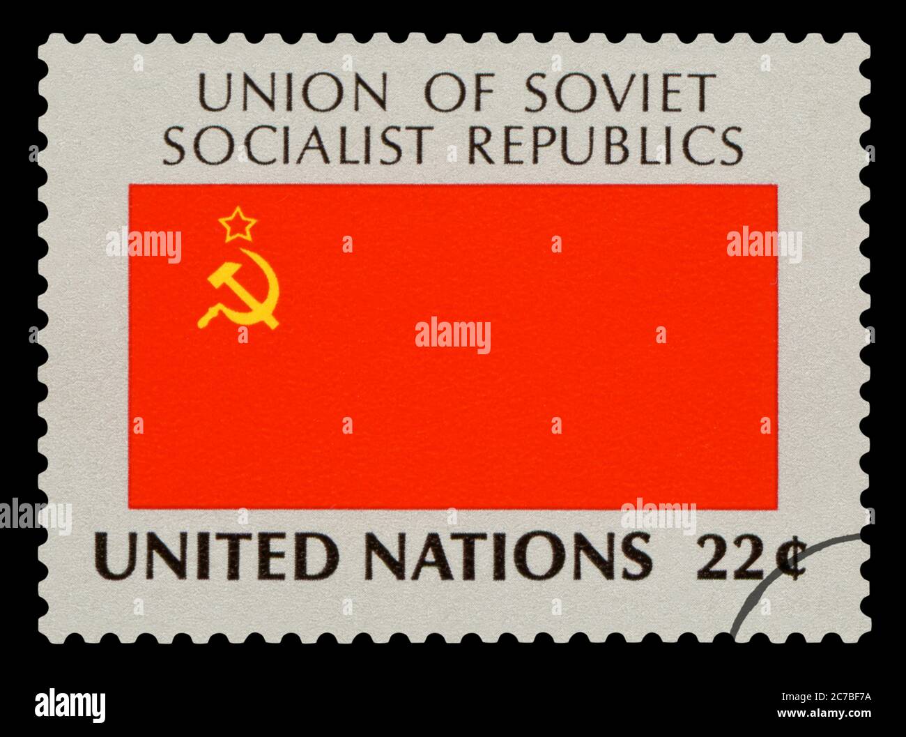 URSS - francobollo della bandiera nazionale dell'URSS, serie delle Nazioni Unite, circa 1984. Isolato su sfondo nero. Foto Stock