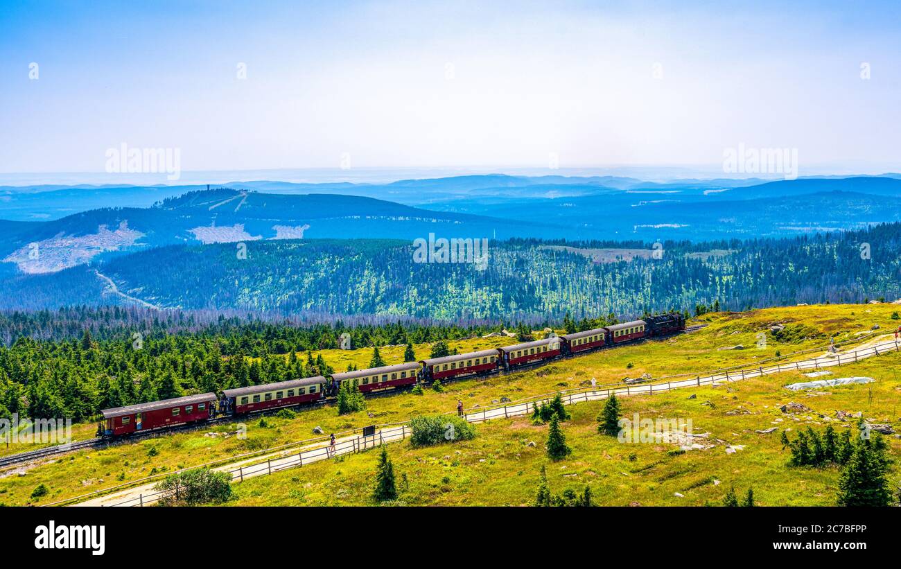 Il treno a vapore sta salendo fino alla cima della montagna chiamata 'Brocken' nel parco nazionale di Harz, Germania Foto Stock
