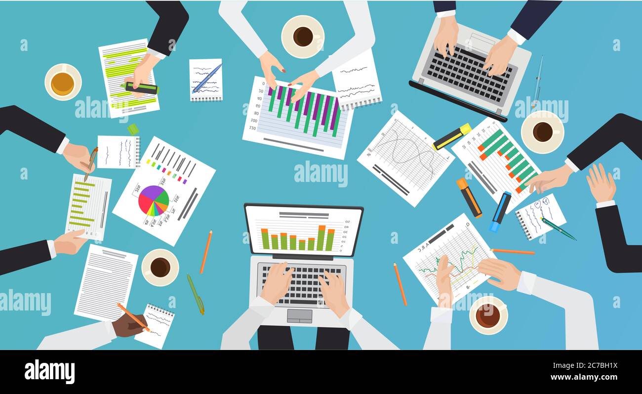 Concetto di lavoro di squadra. Vista sulla scrivania superiore del brainstorming, riunioni d'affari. Mani con documenti e laptop illustrazione vettoriale Illustrazione Vettoriale