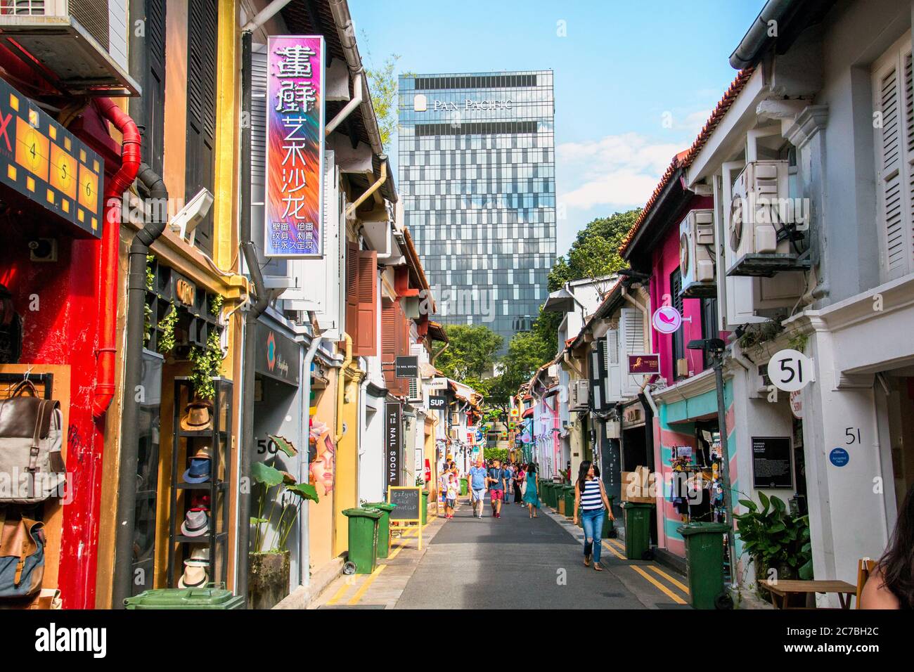 I turisti a piedi nella famosa colorate strade della Moschea del Sultano (Masjid Sultan) area,Kampong Glam,Singapore,asia,PRADEEP SUBRAMANIAN Foto Stock