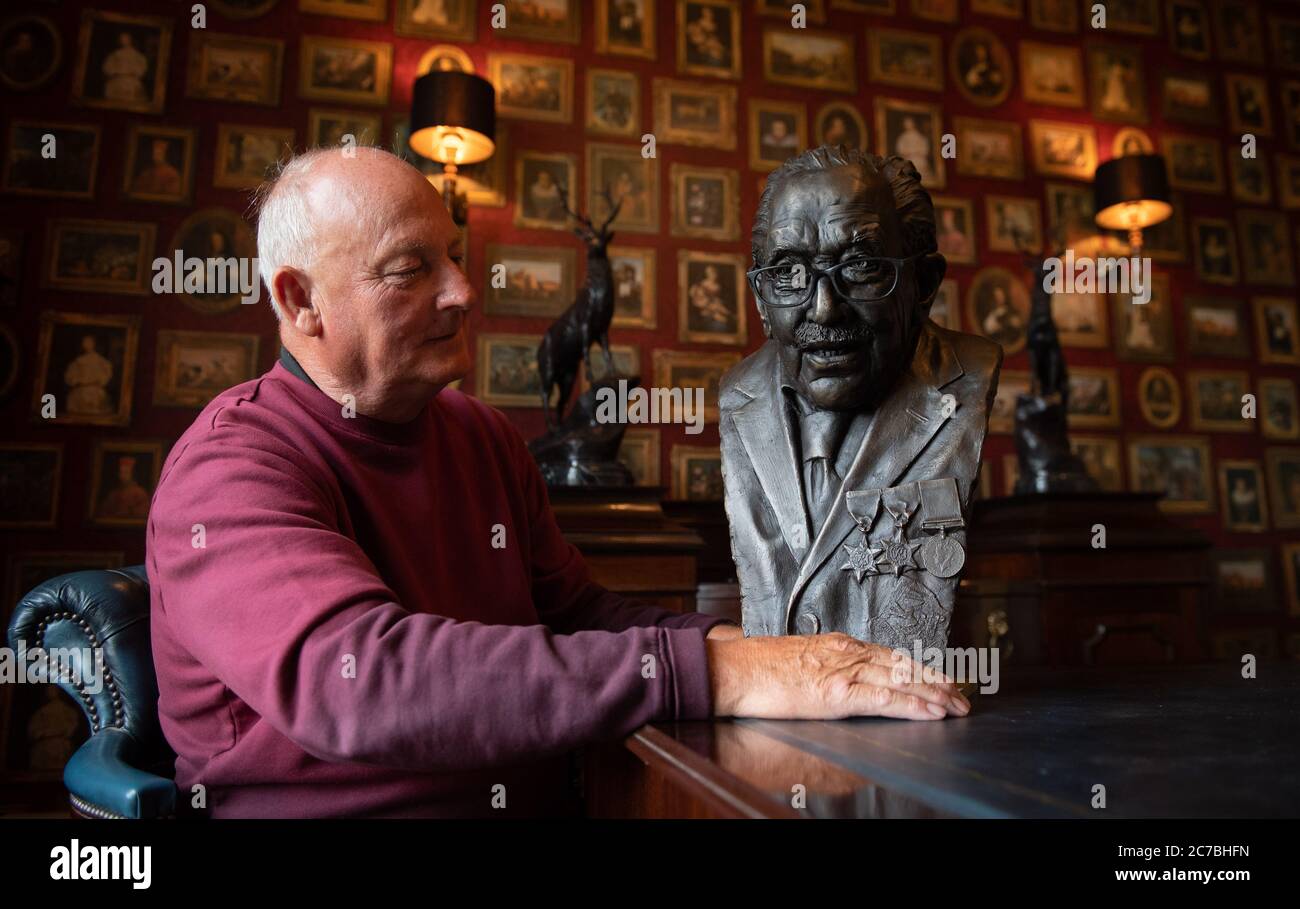 Garry McBride di icone Monumentali con un busto di bronzo del capitano Sir Tom Moore, che è stato commissionato dalla ditta Derbyshire e scolpito da Andrew Edwards nella speranza che possa essere esposto alla sede di NHS Charities insieme, la carità che il centenarian ha raccolto denaro per. Foto Stock