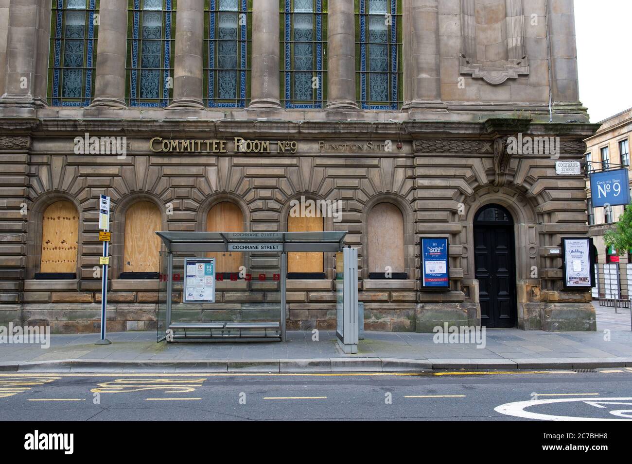Glasgow, Scozia, Regno Unito. 16 luglio 2020. Nella foto: Bar e ristoranti si siedono vuoti e si sono imbarcati ancora dopo la crisi del Coronavirus (COVID19) si è allentata. Ha costretto le imprese a chiudere definitivamente, mentre altri hanno dovuto licenziare il personale. Il governo britannico terminerà il programma Furlough, tuttavia a causa della mancanza di piede nella città, questi locali probabilmente rimarranno chiusi e saliranno a bordo. Credit: Colin Fisher/Alamy Live News Foto Stock