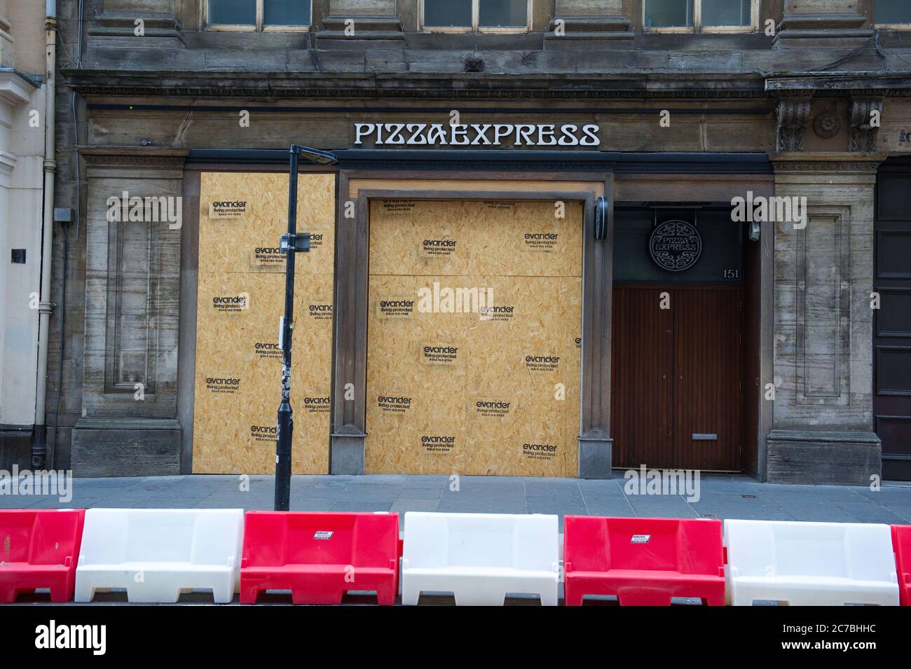 Glasgow, Scozia, Regno Unito. 16 luglio 2020. Nella foto: Bar e ristoranti si siedono vuoti e si sono imbarcati ancora dopo la crisi del Coronavirus (COVID19) si è allentata. Ha costretto le imprese a chiudere definitivamente, mentre altri hanno dovuto licenziare il personale. Il governo britannico terminerà il programma Furlough, tuttavia a causa della mancanza di piede nella città, questi locali probabilmente rimarranno chiusi e saliranno a bordo. Credit: Colin Fisher/Alamy Live News Foto Stock