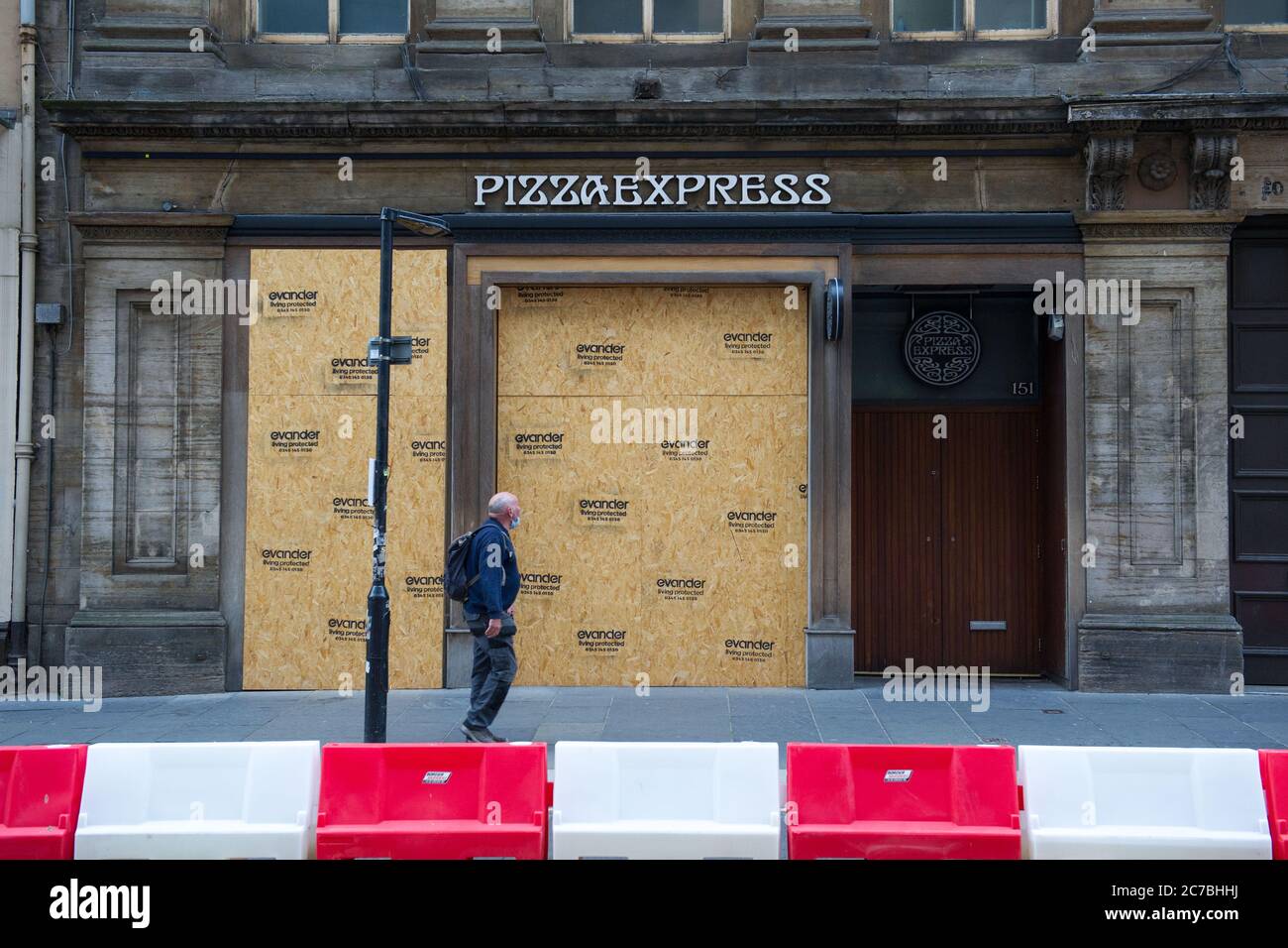 Glasgow, Scozia, Regno Unito. 16 luglio 2020. Nella foto: Bar e ristoranti si siedono vuoti e si sono imbarcati ancora dopo la crisi del Coronavirus (COVID19) si è allentata. Ha costretto le imprese a chiudere definitivamente, mentre altri hanno dovuto licenziare il personale. Il governo britannico terminerà il programma Furlough, tuttavia a causa della mancanza di piede nella città, questi locali probabilmente rimarranno chiusi e saliranno a bordo. Credit: Colin Fisher/Alamy Live News Foto Stock