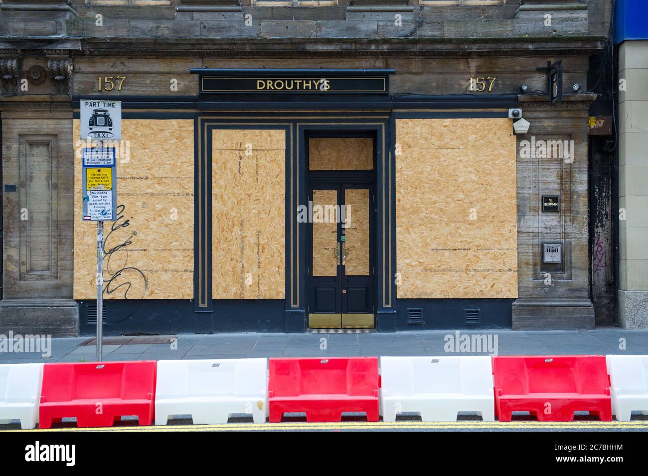 Glasgow, Scozia, Regno Unito. 16 luglio 2020. Nella foto: Bar e ristoranti si siedono vuoti e si sono imbarcati ancora dopo la crisi del Coronavirus (COVID19) si è allentata. Ha costretto le imprese a chiudere definitivamente, mentre altri hanno dovuto licenziare il personale. Il governo britannico terminerà il programma Furlough, tuttavia a causa della mancanza di piede nella città, questi locali probabilmente rimarranno chiusi e saliranno a bordo. Credit: Colin Fisher/Alamy Live News Foto Stock