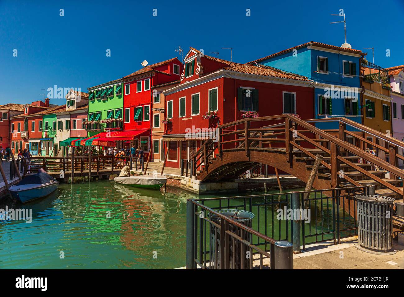 Venezia, il canale dell'isola di Burano e le piccole case colorate Foto Stock