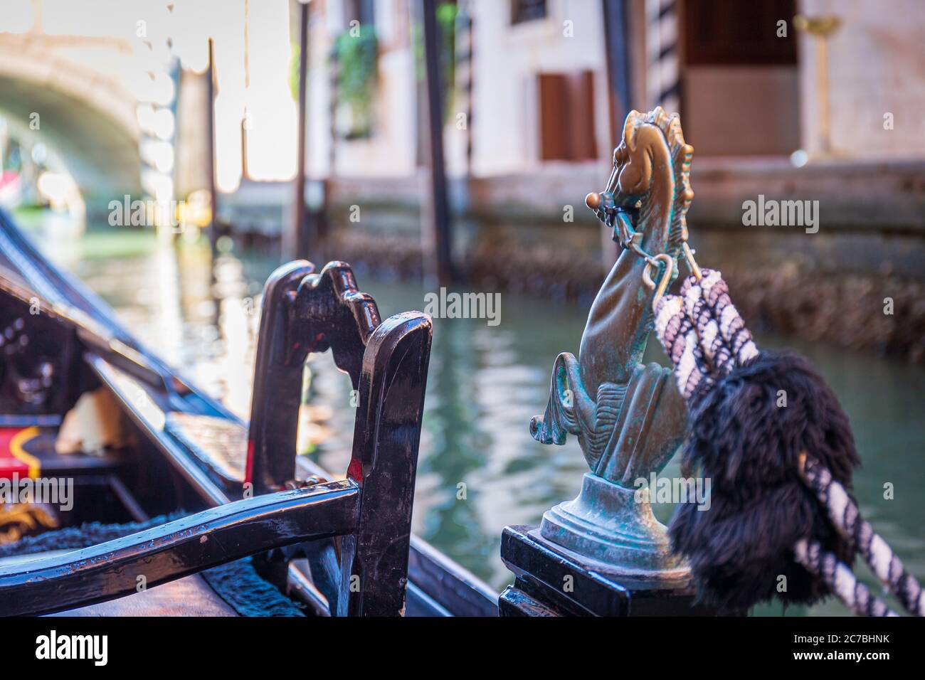 Ippocampo, particolare di una gondola veneziana a Venezia Foto Stock