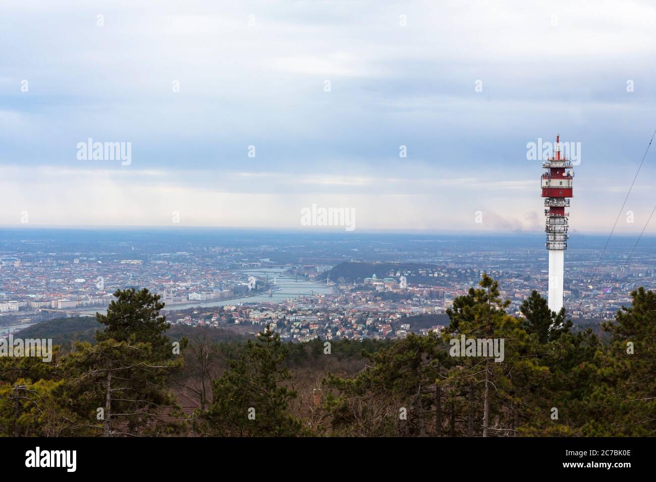 Vista di Budapest dalla cima di Hármashatárhegy (punto di osservazione Guckler Károly), Ungheria Foto Stock
