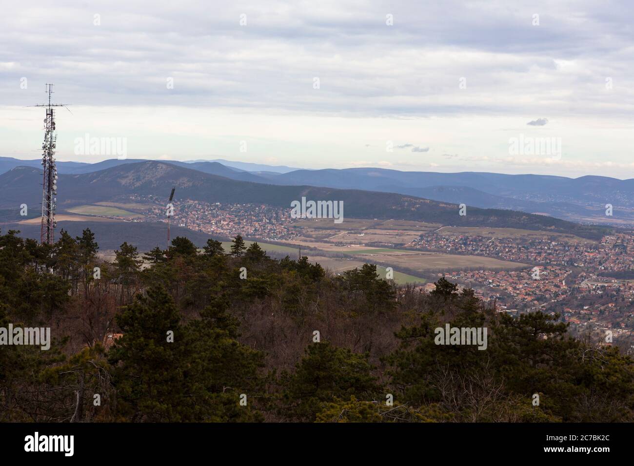 Guardando da nord-ovest da Hármashatárhegy sulle colline di Buda a Nagy-Kevély e Pilisborosjenő, Ungheria Foto Stock