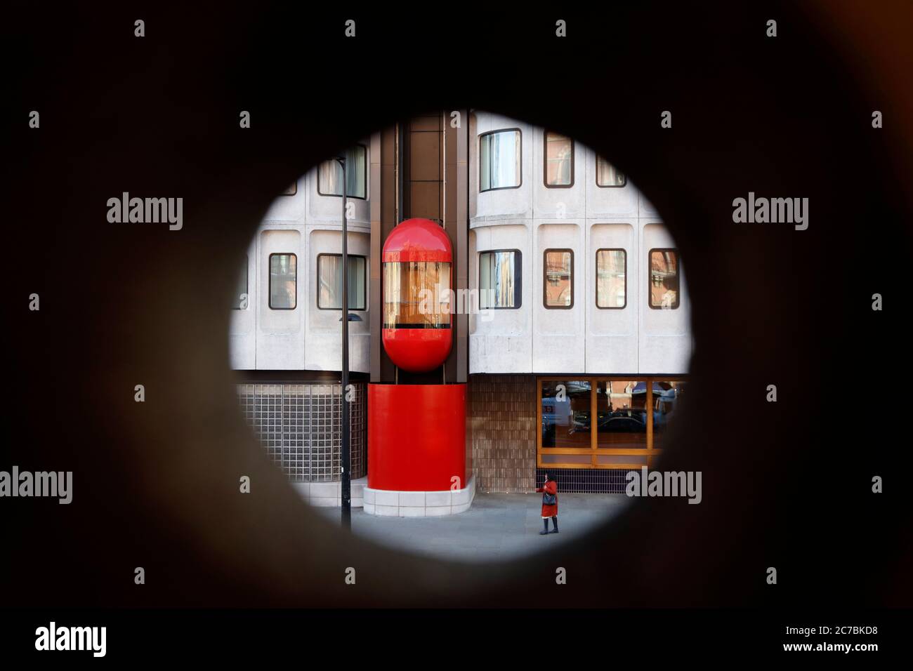 Ascensore a bolle rosse all'esterno dell'hotel Standard su Euston Road, St Pancras, Londra, Regno Unito Foto Stock