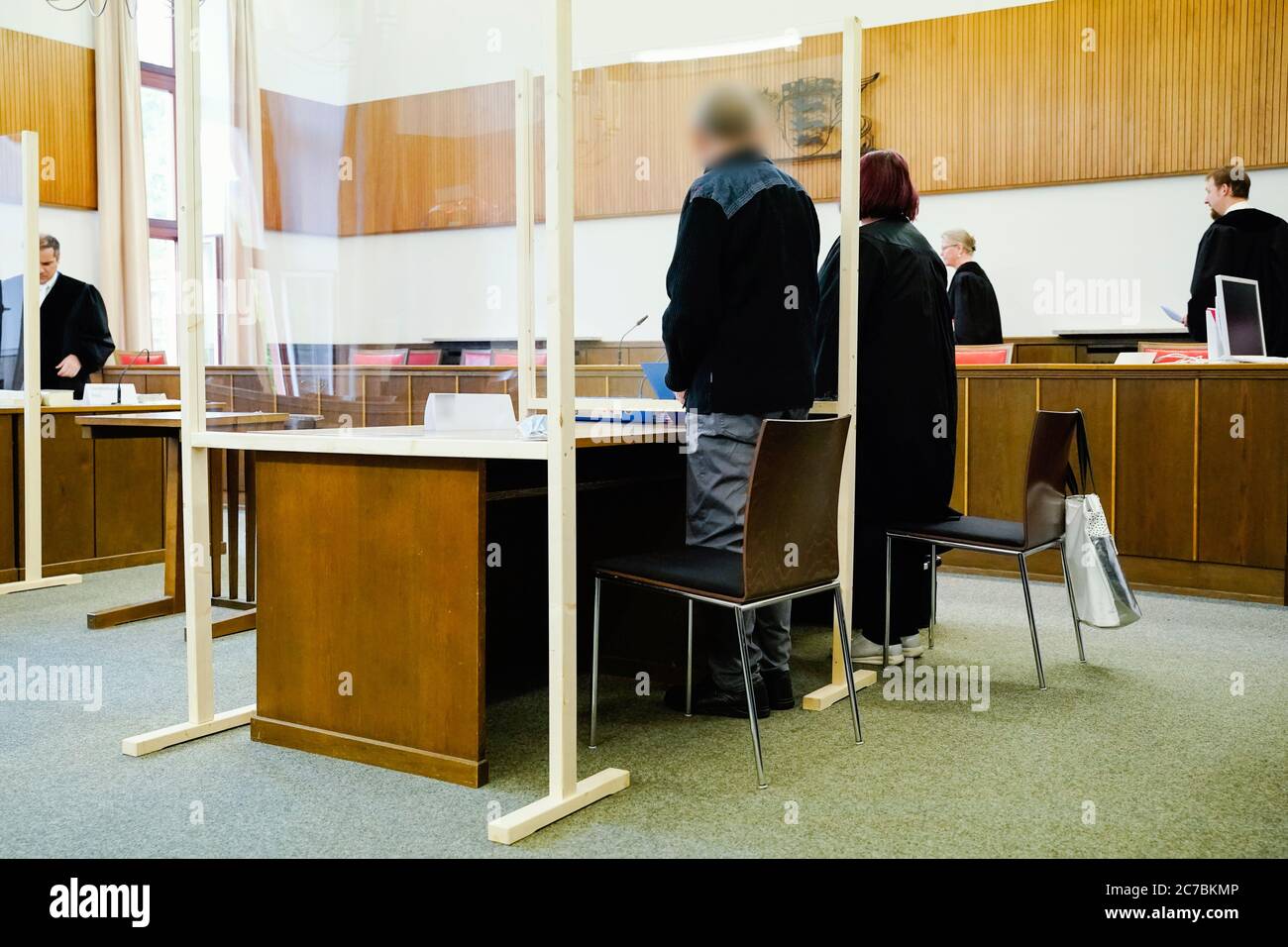 Mosbach, Germania. 16 luglio 2020. Il convenuto di 79 anni (M) si trova accanto al suo consulente di difesa Tanja Lehrmann nella sala d'udienza del tribunale regionale. È accusato di aver ucciso la moglie di 84 anni, che aveva bisogno di cure, per richieste eccessive. Credit: Uwe Anspach/dpa - ATTENZIONE: Persone e tag nome sono stati pixelated per motivi legali/dpa/Alamy Live News Foto Stock