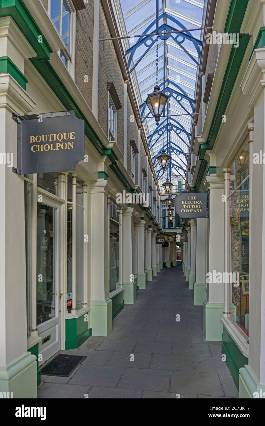 Tickford Arcade, una storica galleria di piccoli negozi del 1912, Newport Pagnell, Buckinghamshire, Regno Unito Foto Stock
