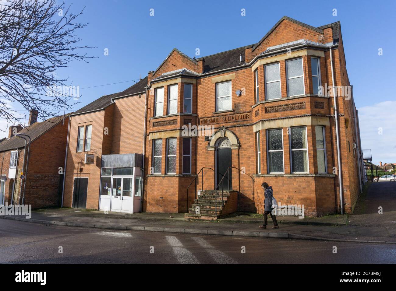 Facciata di una vecchia casa in mattoni rossi con segnaletica 'Workmens social club' Newport Pagnell, Buckinghamshire, Regno Unito Foto Stock