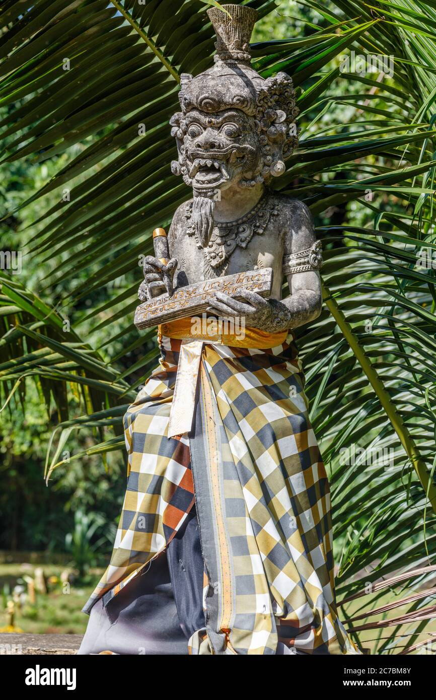 Statua del dio Sang Suratma all'ingresso del tempio dei morti (tempio dei morti), Gianyar, Bali Island, Indonesia. Immagine verticale. Foto Stock