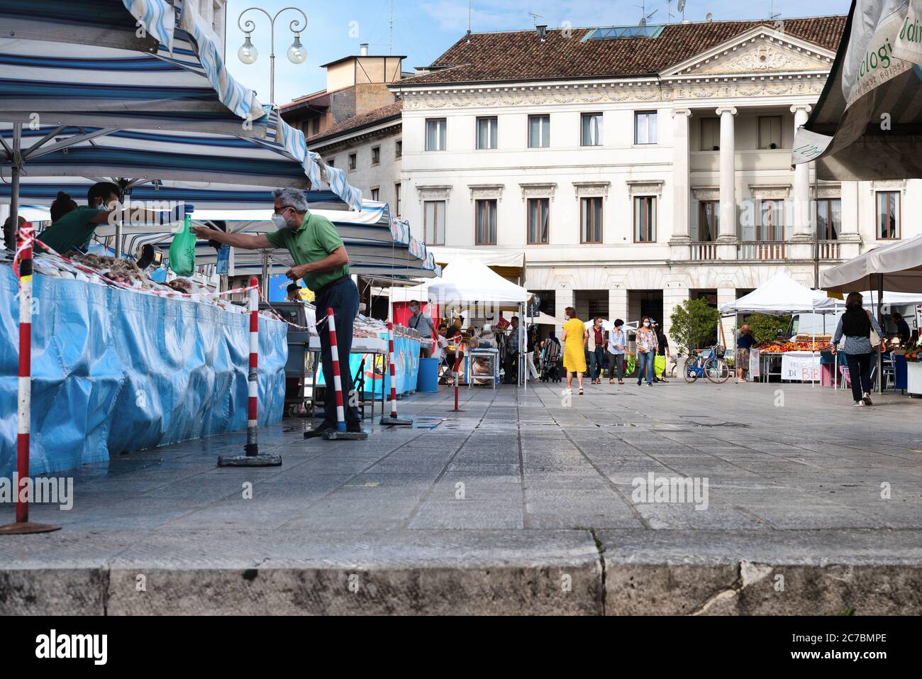 Mercato italiano all'aperto al tempo di prevenzione covid-19. Udine, Friuli Venezia Giulia, Italia Foto Stock