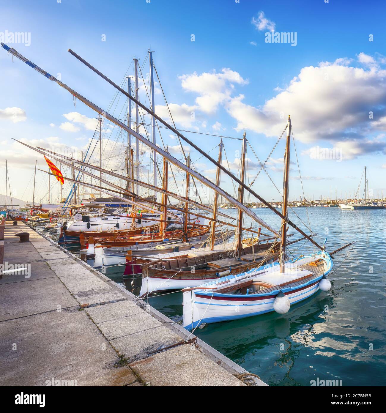 Barche da pesca al porto di Alghero . Mare Mediterraneo. Ubicazione: Alghero, Provincia di Sassari, Italia, Europa Foto Stock