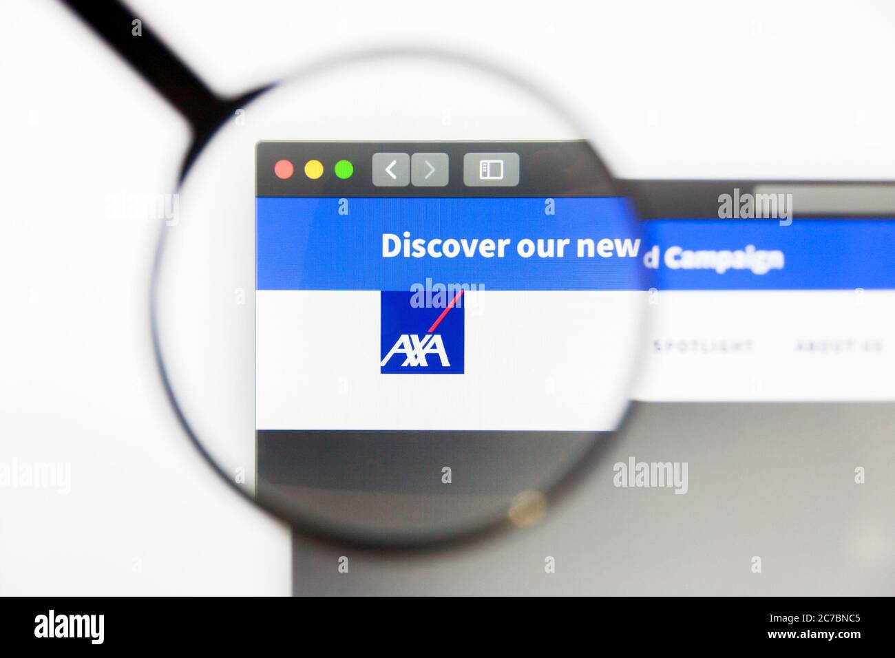 Los Angeles, California, USA - 10 Marzo 2019: Editoriale illustrativo, homepage del sito web del Gruppo AXA. Logo del gruppo AXA visibile sullo schermo del display Foto Stock