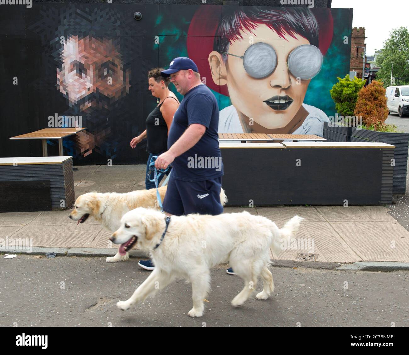 Glasgow Scozia, Regno Unito. 16 luglio 2020. Nella foto: Nuove opere d'arte e murales appaiono sul Clusha Bar nella zona di Broomielaw a Glasgow. Il bar è famoso per le sue opere d'arte di grande formato all'esterno degli edifici. Il Clutha Bar era sinonimo di musica dal vivo, e poi è stato marcio dalla tragedia quando un elicottero della polizia si è schiantato in esso il pub il 2013 novembre, tuttavia la gente di Glasgow ha fatto irruzione intorno ad esso, rendendo il Bar un'opera d'arte vivente e celebrando lo spirito di Glasgow. Credit: Colin Fisher/Alamy Live News Foto Stock